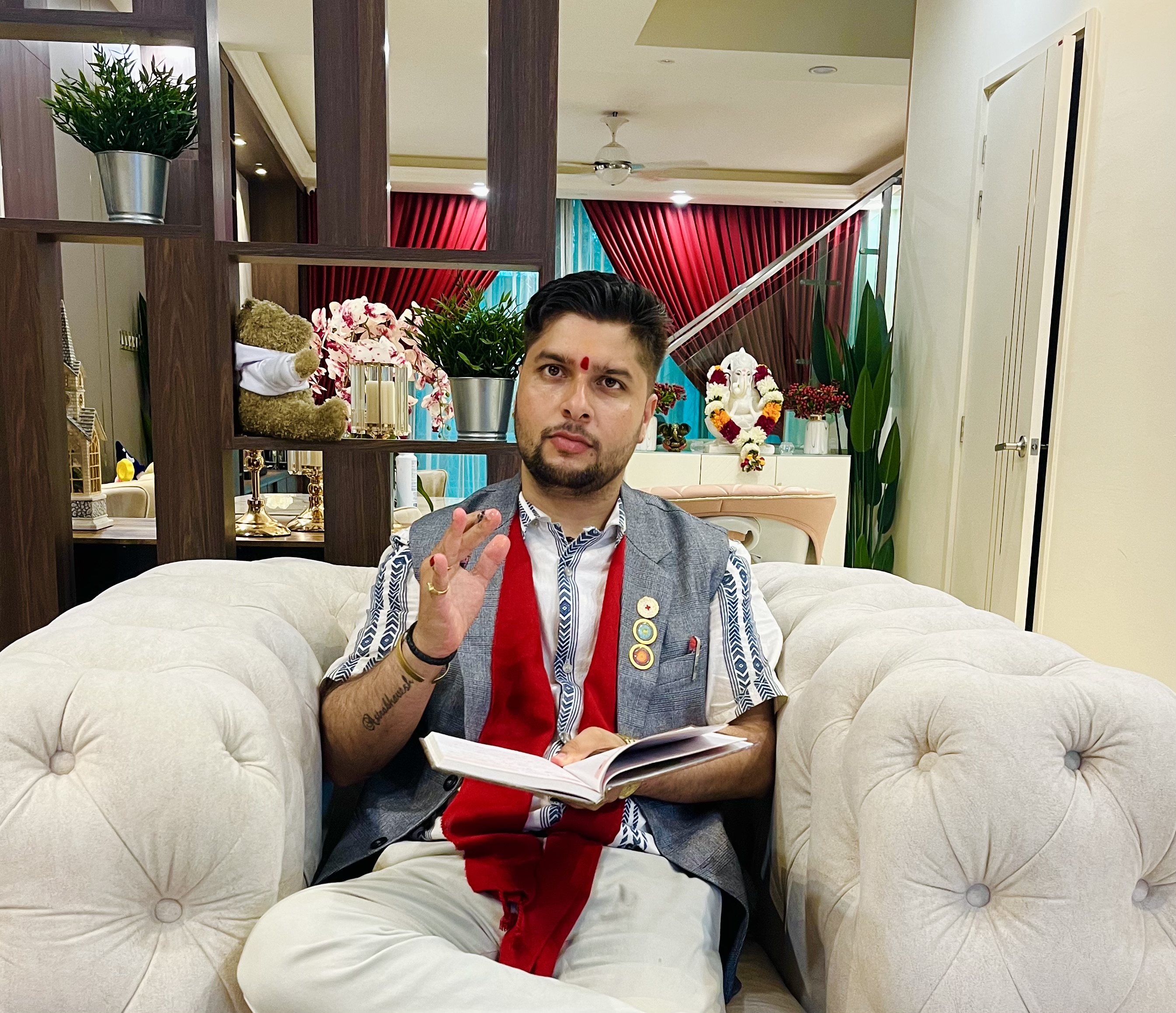 पोखरा का चर्चित ज्योतिषी भवेश ज्योतिष बास्तु तन्त्र रिसर्च र  धार्मिक सामाजिक कार्य को केहि समय पछि  अन्तर्राष्ट्रिय भ्रमण गर्दै
